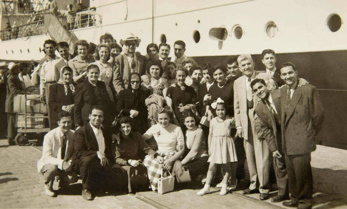 Milto con amici e parenti accanto a una nave.