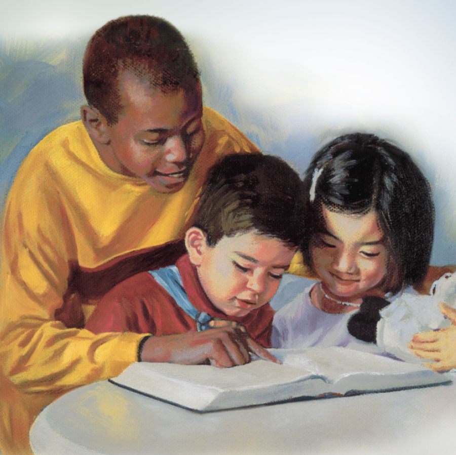 Un ragazzino legge la Bibbia a due bambini