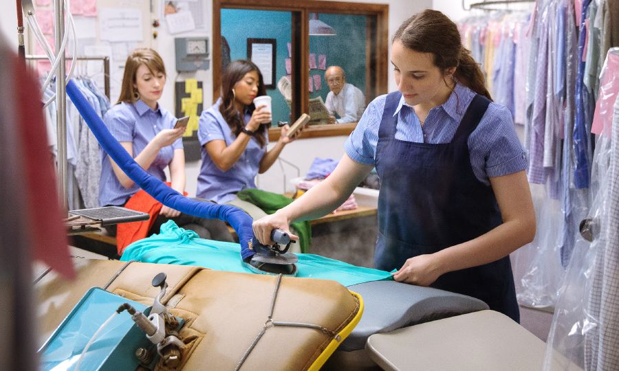 Una sorella si dà da fare sul posto di lavoro anche se i colleghi perdono tempo