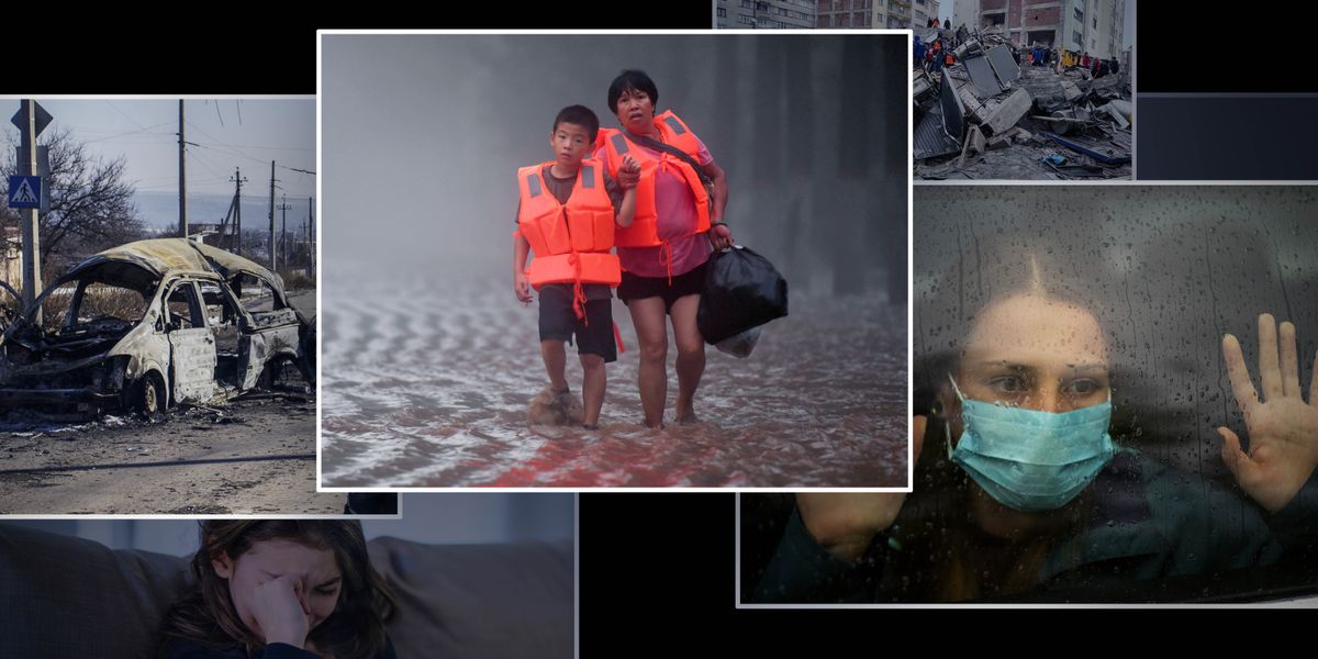 Collage: Tristi conseguenze di eventi tragici. 1. Carcassa di un veicolo colpito dalle bombe su una strada deserta in un villaggio distrutto. 2. Una ragazza molto triste che piange. 3. Una donna e un bambino in una strada allagata. 4. Macerie di un edificio crollato. 5. Una donna con la mascherina guarda fuori dalla finestra.