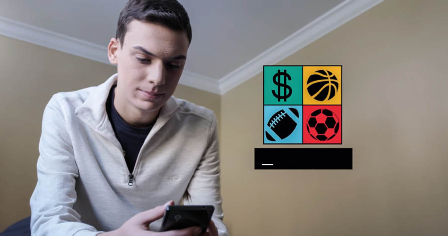 Una scena del video “Non imitiamo gli esempi di slealtà”. Un giovane fratello guarda il link a un sito per fare scommesse online che gli è stato inviato sul cellulare.