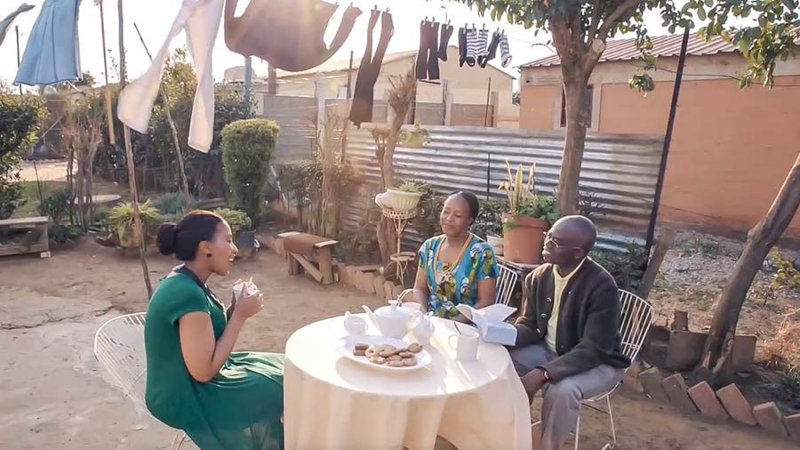 Una scena del video “Mantenete una buona coscienza”. Emma chiede un consiglio a Charlotte e Allan.