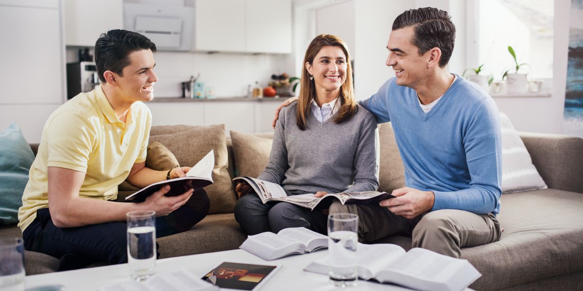 Una famiglia è riunita per l’adorazione in famiglia.