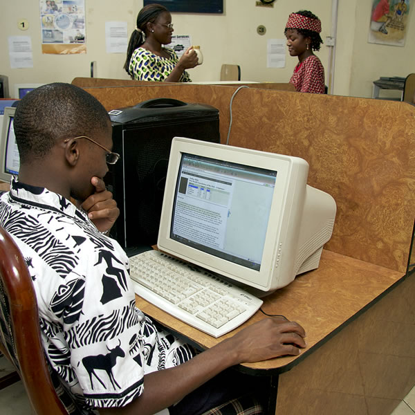 Ragazzo che legge al computer