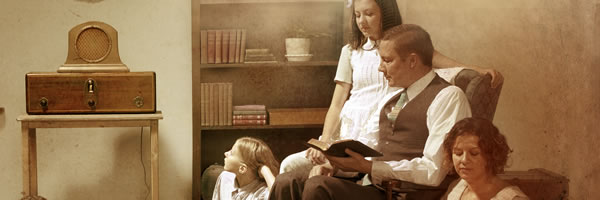 Una famiglia ascolta la radio