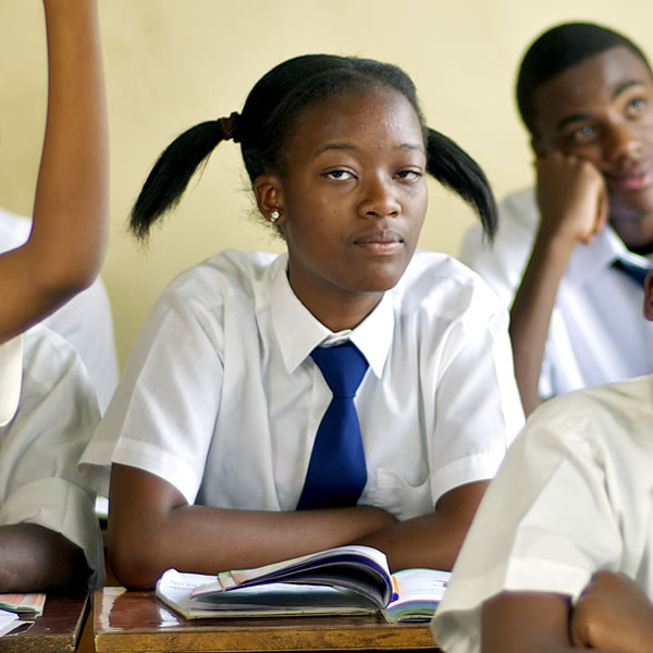 Ragazza in una classe di ragazzi