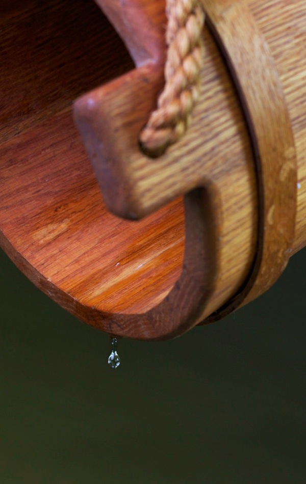 Una goccia d’acqua cade da un secchio