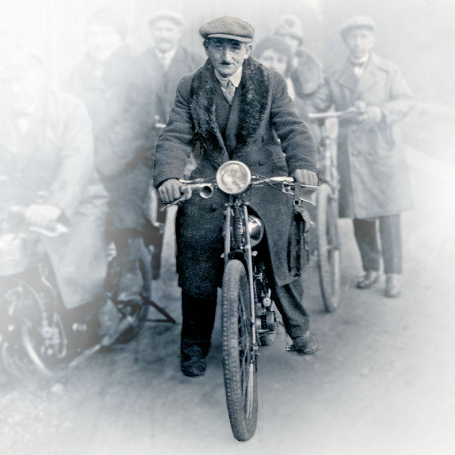 Colportori in sella a biciclette e moto