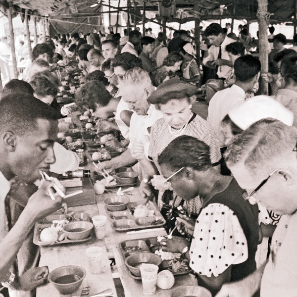 Fratelli mangiano insieme in piedi a Seoul, in Corea