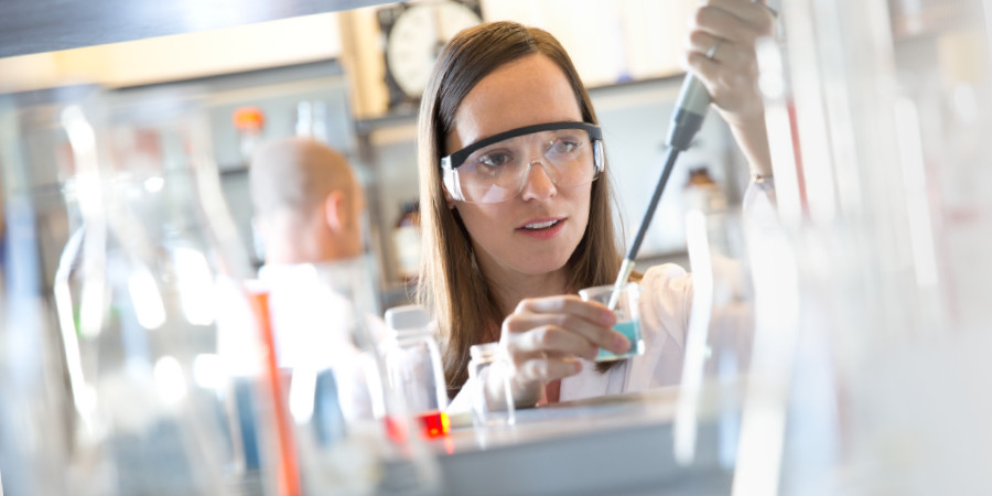 Una scienziata in un laboratorio