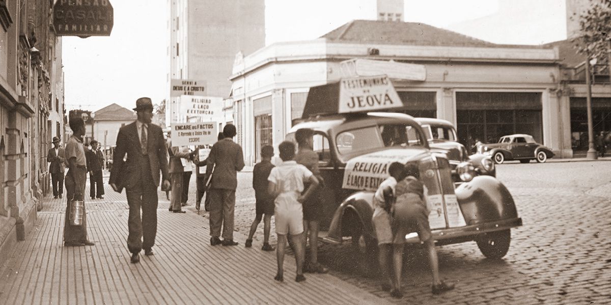 Auto munita di altoparlanti in Brasile