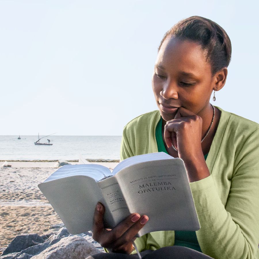 Una donna legge la Bibbia