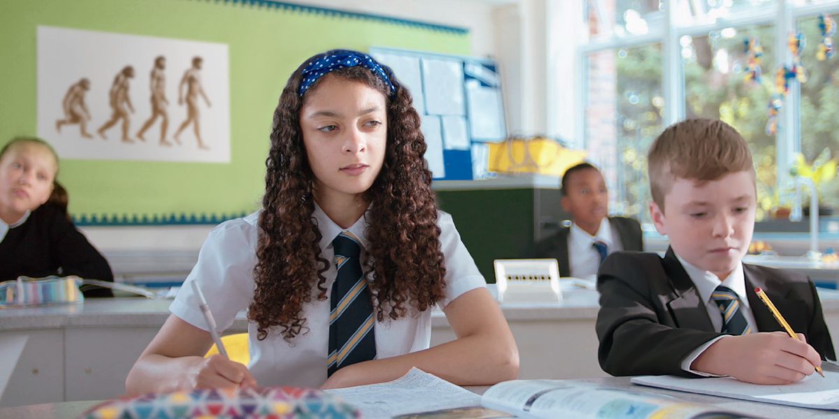 Una giovane sorella a scuola durante una lezione sull’evoluzione