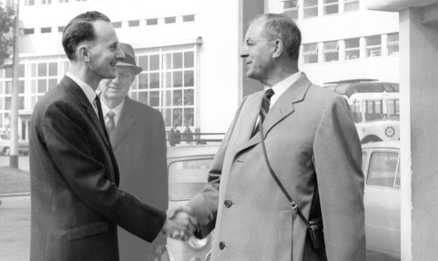 Arthur Matthews insieme a Nathan Knorr nel 1965