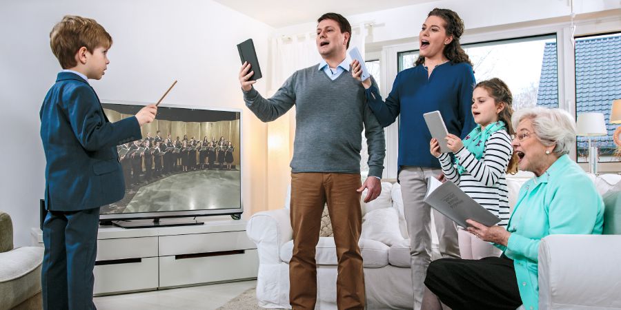 Una famiglia si esercita a cantare i cantici durante l’adorazione in famiglia