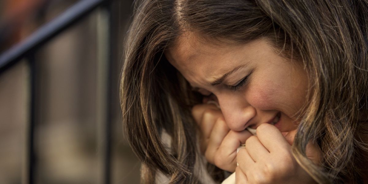 Una donna che piange disperata