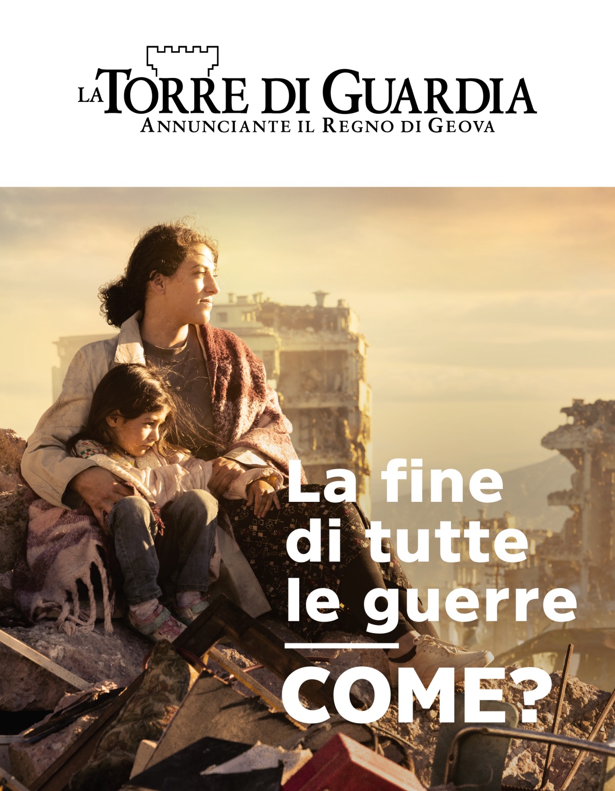 Una donna abbraccia la sua bambina. Si trovano in una città che è stata devastata dalla guerra ed entrambe sono sedute sopra un cumulo di macerie. Sullo sfondo si vedono dei palazzi che sono stati bombardati.