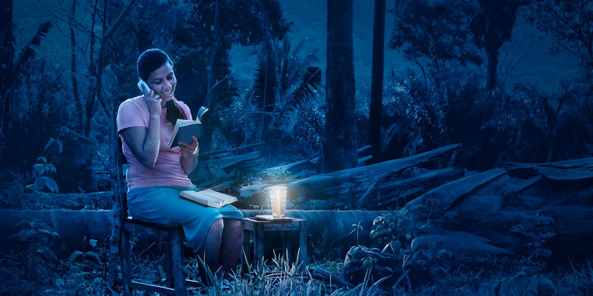 In Brasile, servendosi del cellulare Valdira studia all’aperto a lume di candela con i Testimoni di Geova