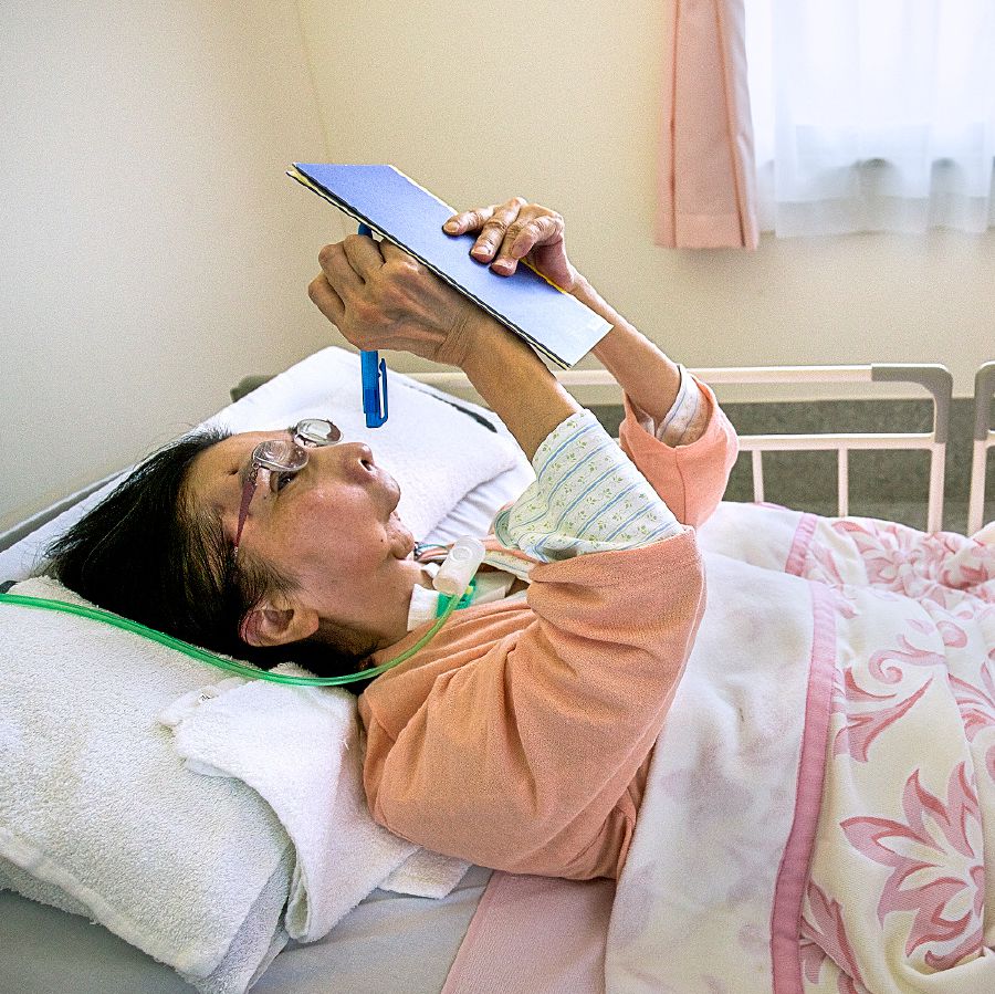 In Giappone, Kazumi scrive una lettera mentre è a letto in un ospedale