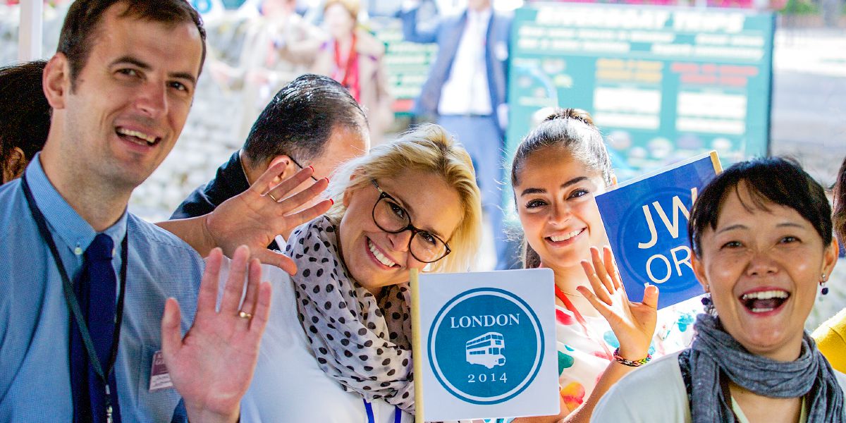 A Londra, Testimoni di Geova danno il benvenuto ai delegati del congresso internazionale del 2014