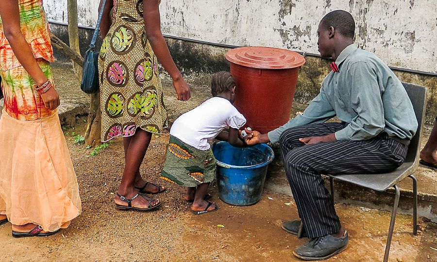 Postazione per lavarsi le mani all’entrata di una Sala del Regno in Africa occidentale