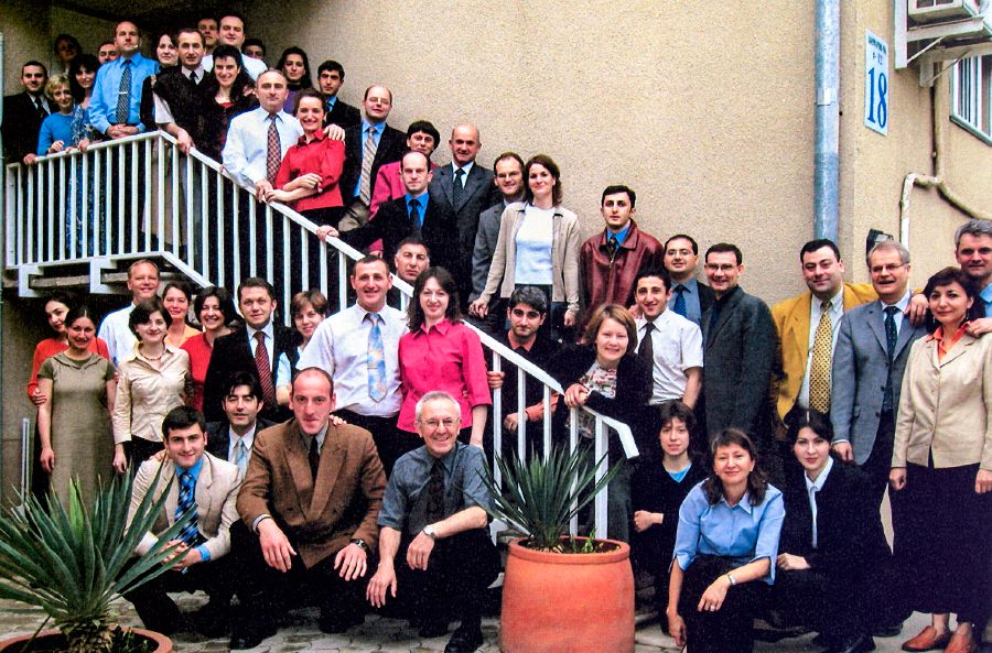 Fratelli locali e missionari servono insieme nell’Ufficio del Paese della Georgia