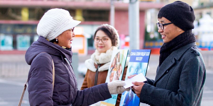 Testimoni di Geova in Mongolia svolgono la testimonianza pubblica nonostante il freddo