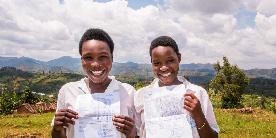 Due studentesse in Ruanda felici di essere state riammesse a scuola