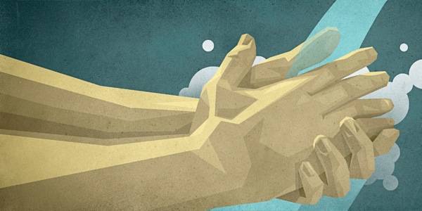 人が手を石けんと水で洗っている