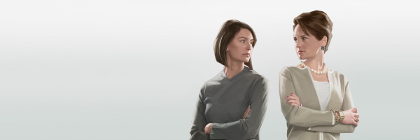 2人の女性がにらみ合っている