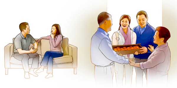 話し合っている夫婦。親に贈り物をしている夫婦