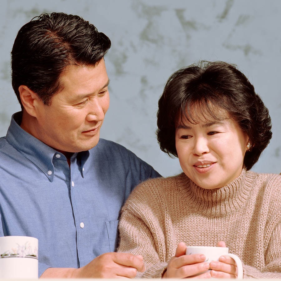 夫が妻の話に耳を傾けている。