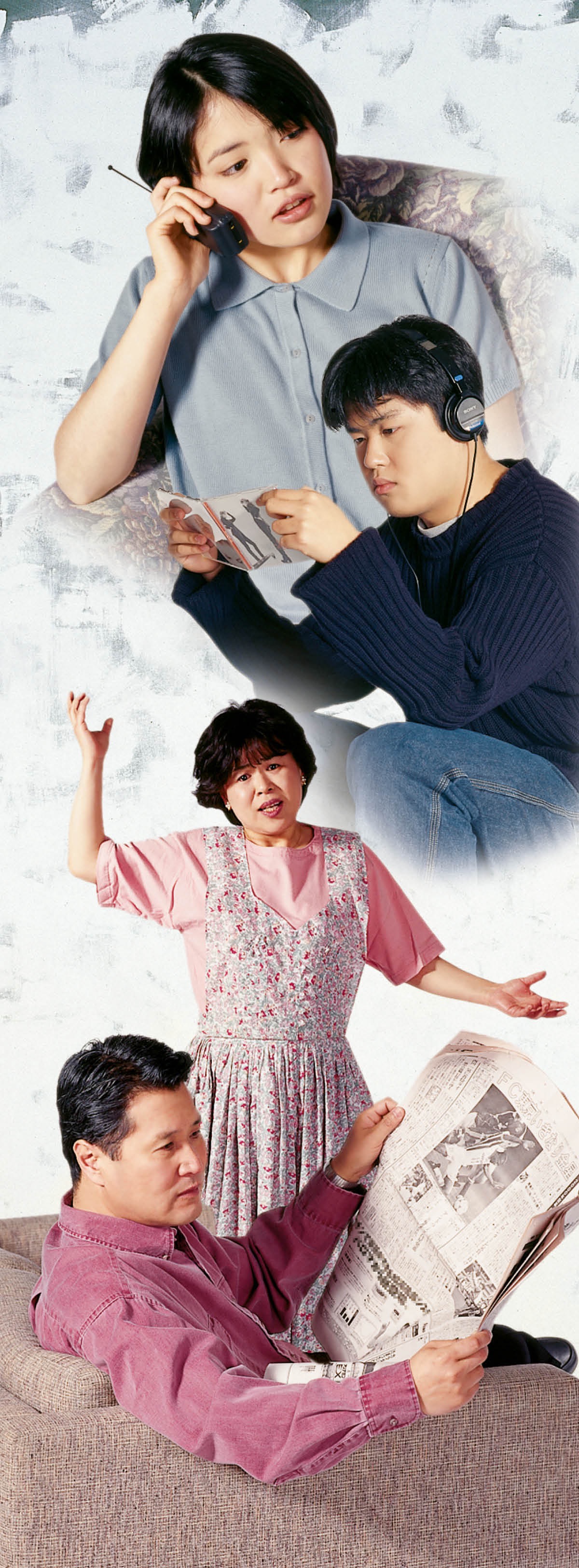 10代の女の子が携帯電話を使っている。10代の男の子がヘッドホンをしている。夫に無視されて妻がいらだっている。