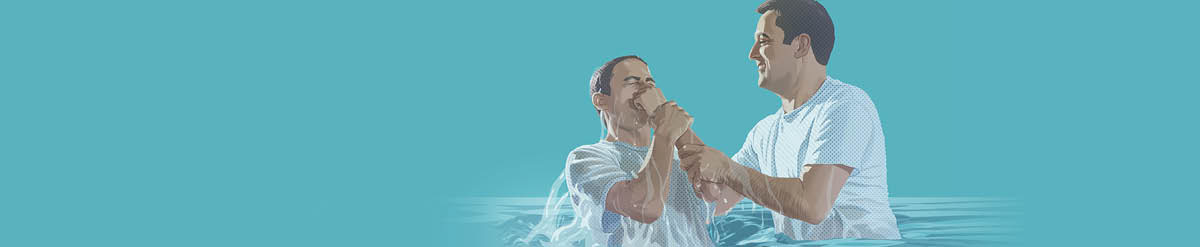 男性がバプテスマを受けている。