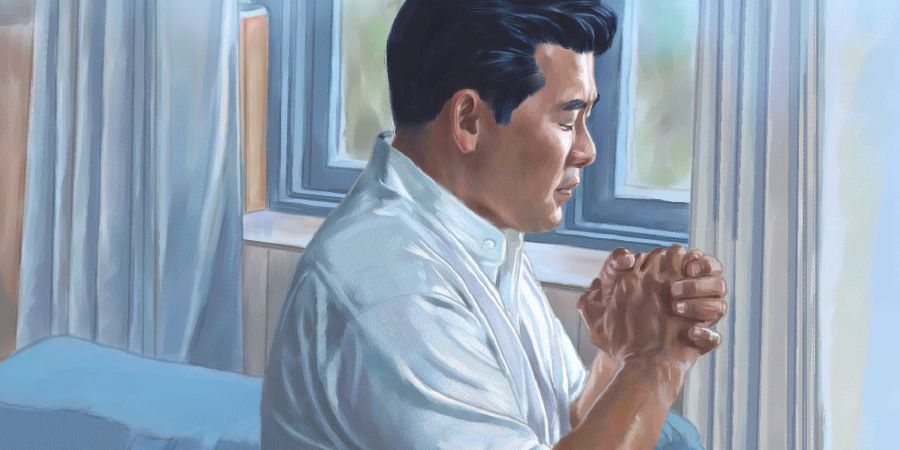 男性が祈っている。