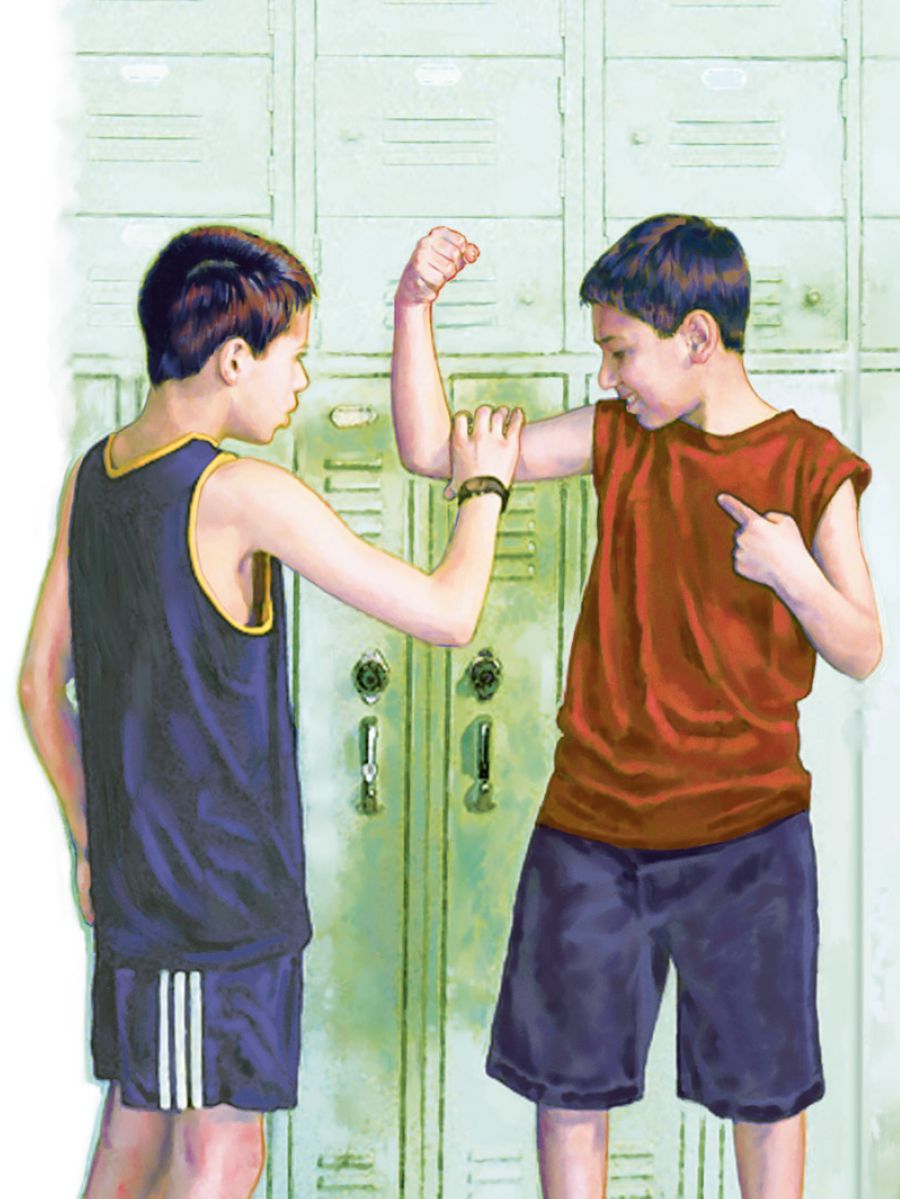 1人の男の子がほかの子に自分の筋肉を見せている