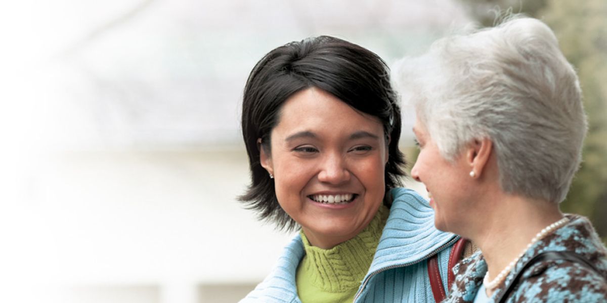 2人の女性が仲良く話している。