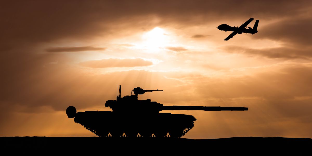 夕日に浮かぶ，戦車と戦闘用ドローンのシルエット