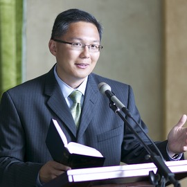 聖書講演をしている