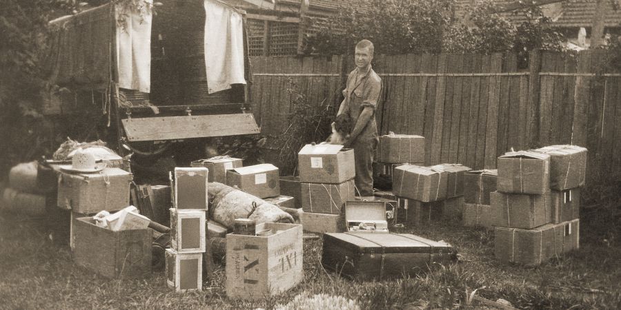 1936年，アーサー･ウィリスがオーストラリアの奥地での伝道旅行に向かう準備をしている