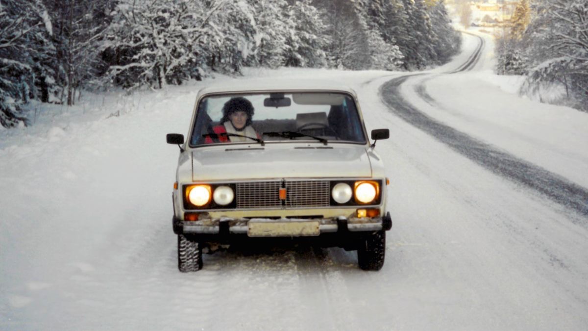 車に乗っているレスリ。道には雪が降り積もっている。