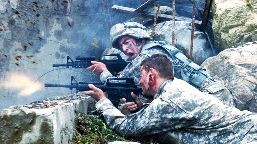 戦場で兵士たちが防壁の陰からライフル銃を撃っている。