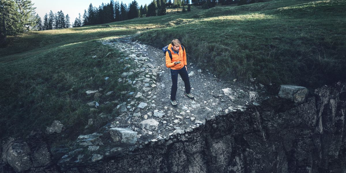 前の記事に出てきた若い男性がコンパスを使って登山道を進んでいると，道が崩れて崖になっていた。
