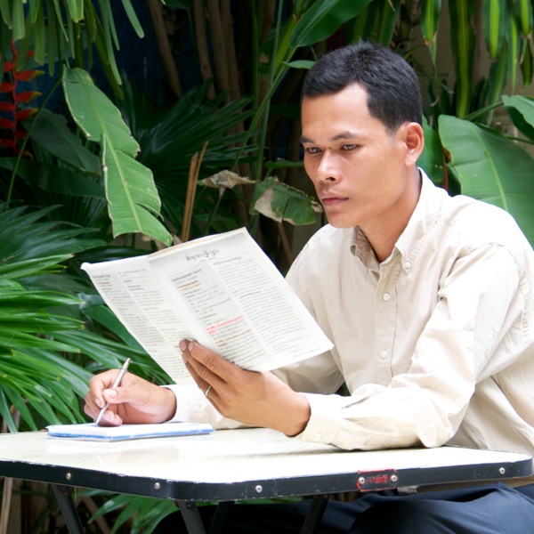 Seksi Yéhuwah lagi sinau bahan kanggo pakumpulan ibadah