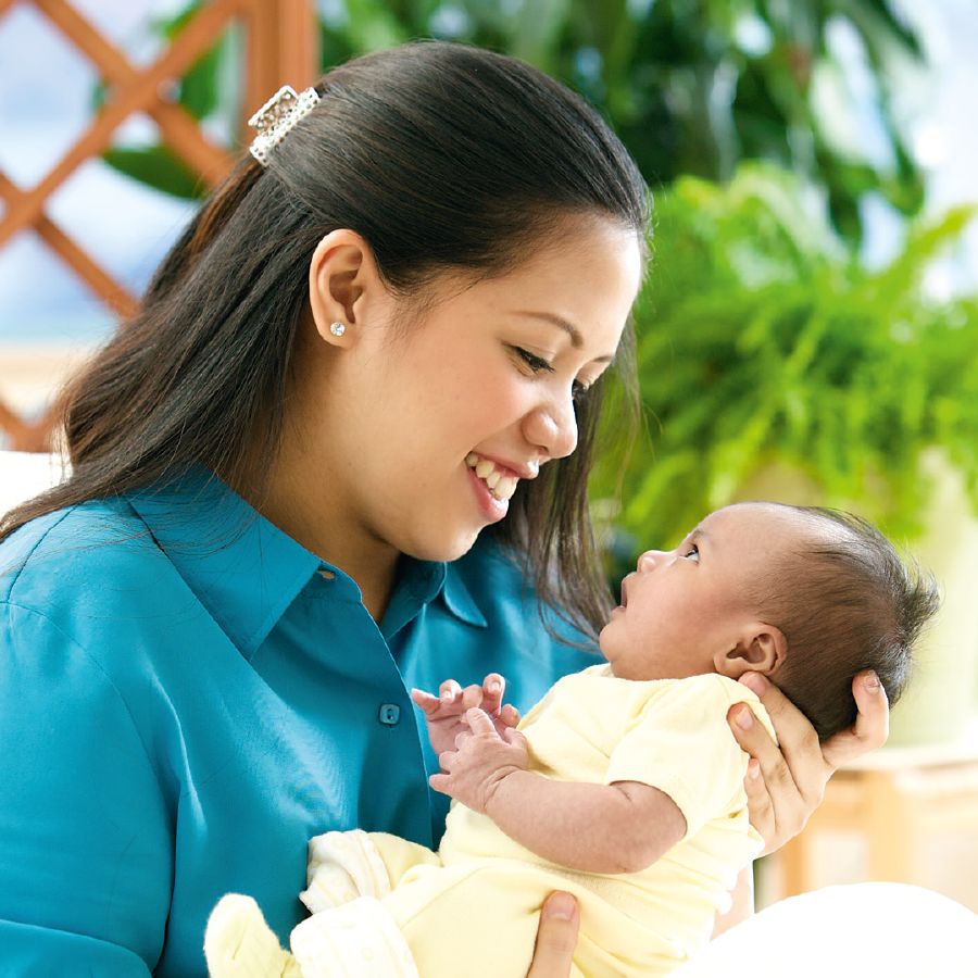 Ibu nggéndhong bayiné