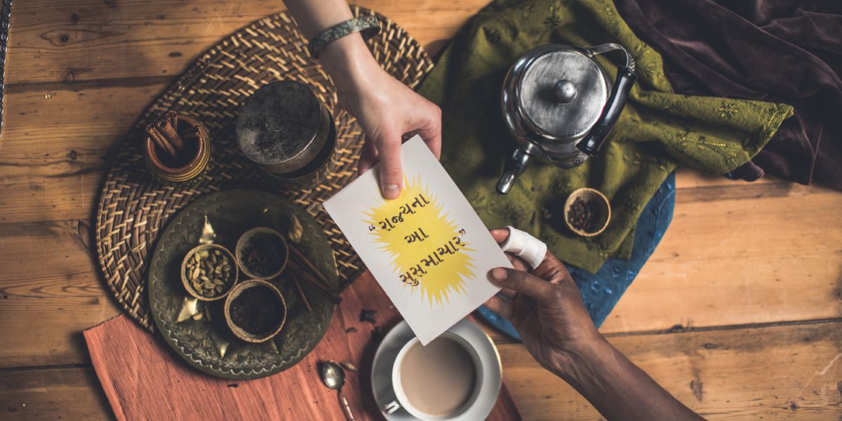 John nampa buku ”Kabar Kesukaan dari Kerajaan” saka salah siji Seksi Yéhuwah