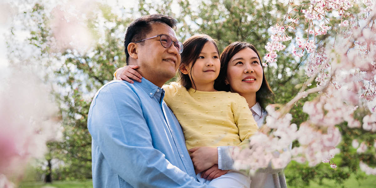 Wong tuwa karo anaké wédok lagi ndeloki bunga sakura.