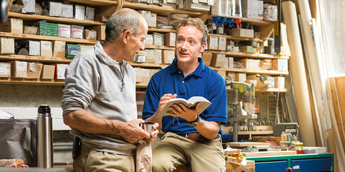 Ер бауырлас жұмысында уағыздап жатыр