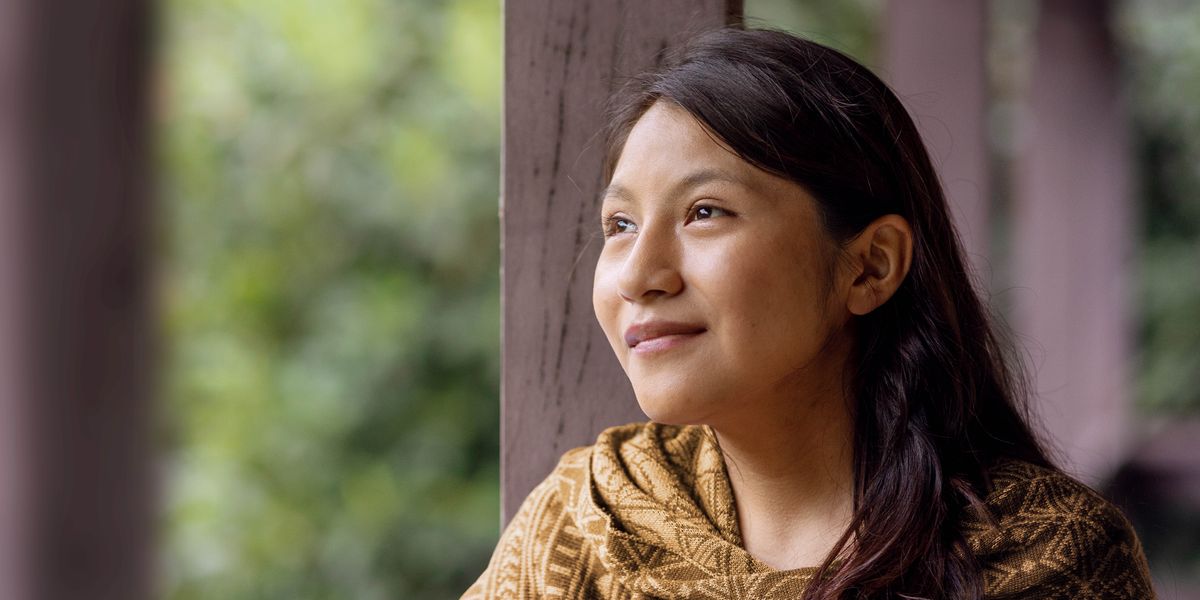 ស្ត្រី​វ័យ​ក្មេង​ម្នាក់​សម្លឹង​មើល​ទៅ​ក្រៅ​បង្អួច​ដោយ​អារម្មណ៍​សុខ​សាន្ត។