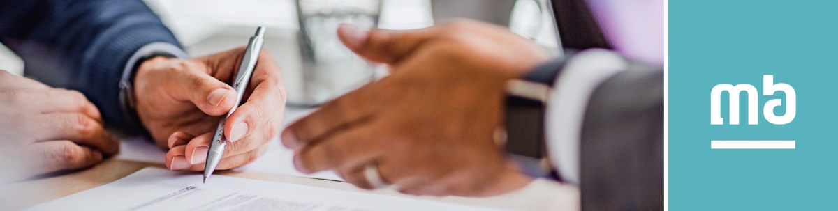 មេរៀនទី៣៦។ បុគ្គលម្នាក់កំពុងចុះហត្ថលេខាលើឯកសារមួយ។